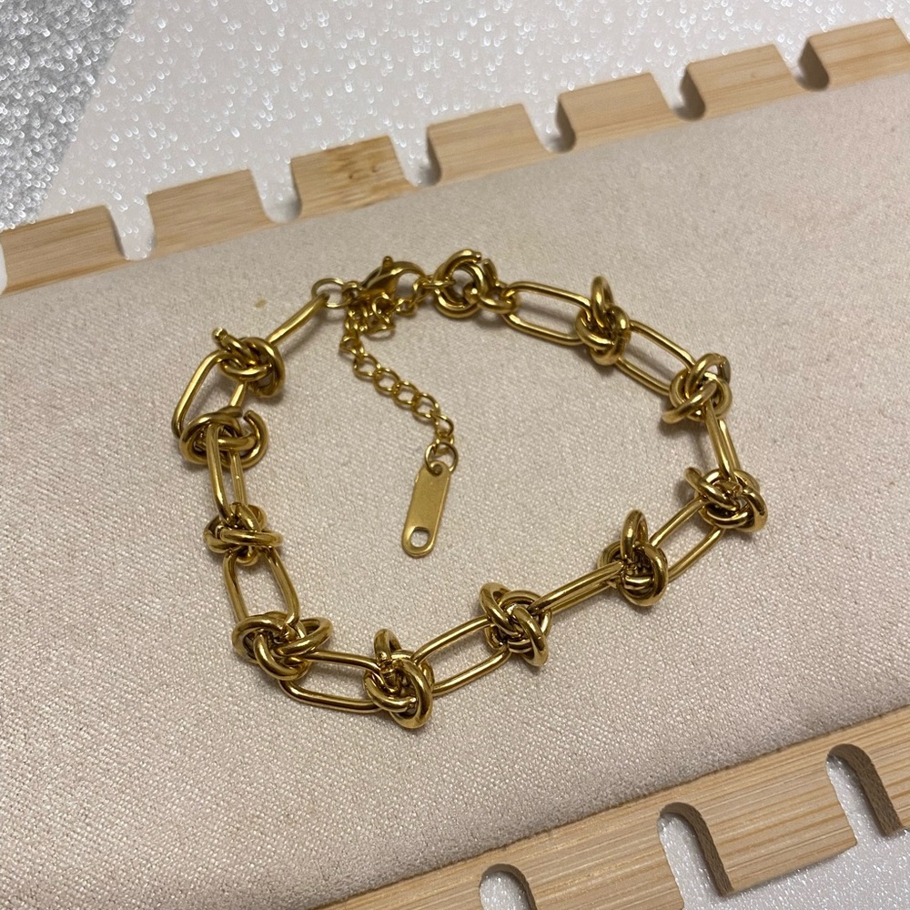 ANOUSHA STATEMENT BRACELET - Picture 8 of 13